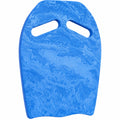 Blaues Schwimmboard mit Grifflöchern